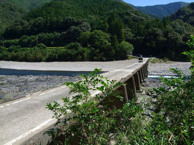 四国山脈西部の山深い渓流を源として、幾多の蛇行を繰り返しながら多くの支流を集めて１９６ｋｍの大河となり、その豊かな水は太平洋へと流れるのです。<br />四万十川本流にはダム建設がされて無いことから「日本最後の清流」としても知られています。<br />四万十川には本流・支流あわせて４７の沈下橋があり、今でも住民の貴重な架け橋です。<br /><br />まさに時空を超えた悠久のままの日本原風景です。