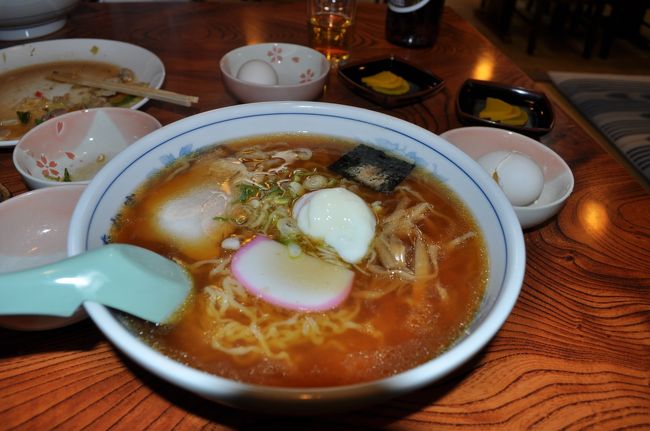 1540，まだかえりの1741つばさ126号まで時間があるので，米沢ラーメンを食べに行く．この時間空いている店は少なく,「たか富」という店に行った．ラーメンは多加水手もみ縮れ細めん．スープは鶏がら，煮干しのしょうゆ味．あっさりしている．独特の面の感触だった．1741発　つばさ126号で帰京した．短い米沢滞在だったが，笹野観音や旧山形高等工業学校を見学しただけでも来た価値があった．米坂線，小国も印象的だった．明日は午前中仕事をした後，午後から仙台出張．<br /><br />