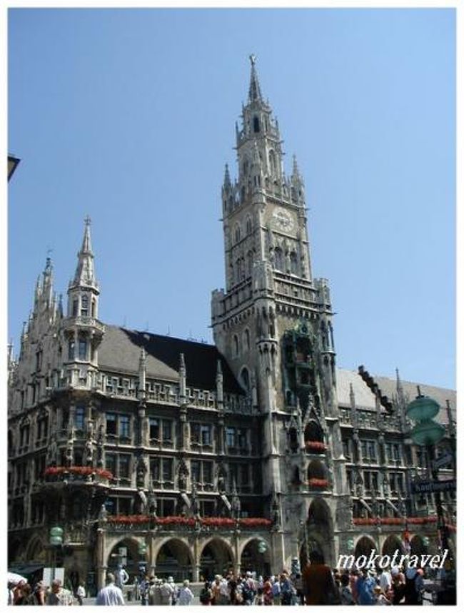 2002年-2003年の間6ヶ月ほどドイツに滞在していたのでオススメスポットなどご紹介したいと思います。<br /><br />写真はミュンヘンでも有名なマリエンプラッツにある新市庁舎。<br />仕掛け時計になっているので時間になると観光客であふれています。<br /><br /><br />ここはミュンヘンで一番の観光スポットなのでちょっと物価は高いですがショッピングにはもってこいの場所です。２００７年にも立ち寄りましたが相変わらず人気スポットでした。