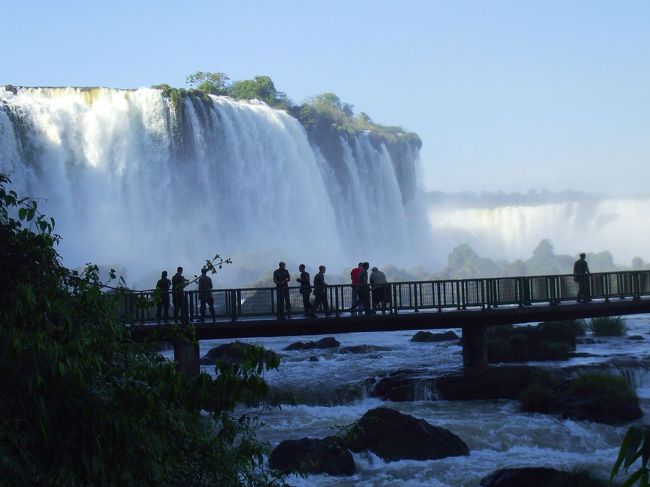 6月8日（日）<br /><br />さあいよいよ今日から観光の始まりです。<br />世界三代瀑布「イグアスフォール」<br />天気は変わりやすいと聞いていたのでドキドキでしたが<br />朝から快晴！<br />イグアスの滝はブラジル側とアルゼンチン側とそれぞれに見所があります。<br />まずは午前中ブラジル側から回りました。<br />後で聞いた説明によりますと、主に滝の全景と滝壺を下から見るブラジル側は、午前中でないと虹が見られないとか。<br />この日は快晴。<br />季節は冬、雨季で無いにも関わらず、<br />水量も多いと言うことでガイドさんと話し合い午前中がブラジル側になったそうです。<br />