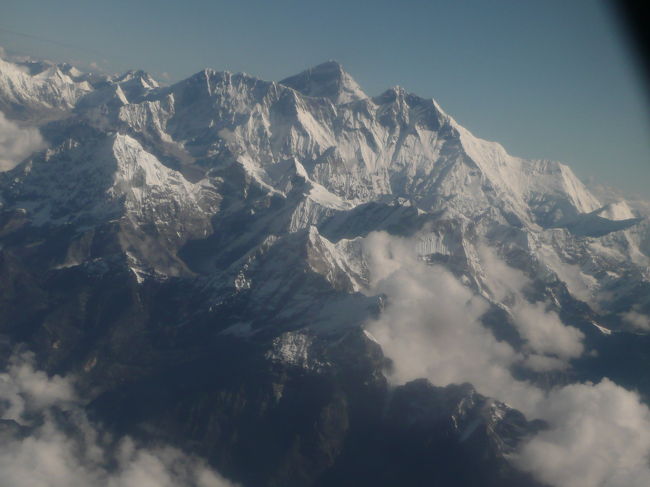 ネパールといえば世界の屋根と言われるヒマラヤ山脈を要する国。そしてその中でも世界最高峰のエベレストを持つのもこの国。しかしながら普通にトレッキングい行く時間も気力も体力も無い・・・・ので、ここはエベレストを何となくさわりだけ体験すべく、エベレスト体験飛行に乗ってみることにした。<br /><br />カトマンスからは数社の航空会社が1日3本程度のフライトを出している。その中で最も飛行機が小型で、最も高い地点まで昇ってくれるブッダ航空の体験フライトに乗ってみることにした。<br /><br />名前からして極楽浄土に連れて行かれそうではあるが、どんな景色を見せてくれたのか・・・・。