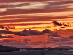 瀬戸内海に日が沈む。夕焼けに染まる南北備讃瀬戸大橋　/香川県　五色台