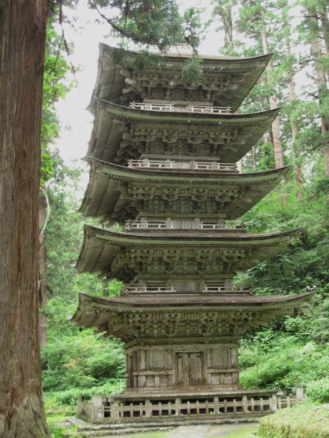 最後の訪問地、月山・羽黒山・湯殿山の三神を合祭した日本随一の大社殿「三神合祭殿」と杉木立の中に佇む「五重塔」を参拝致します。<br /><br /><br />☆羽黒山「五重塔」（国宝）☆<br /><br /><br />