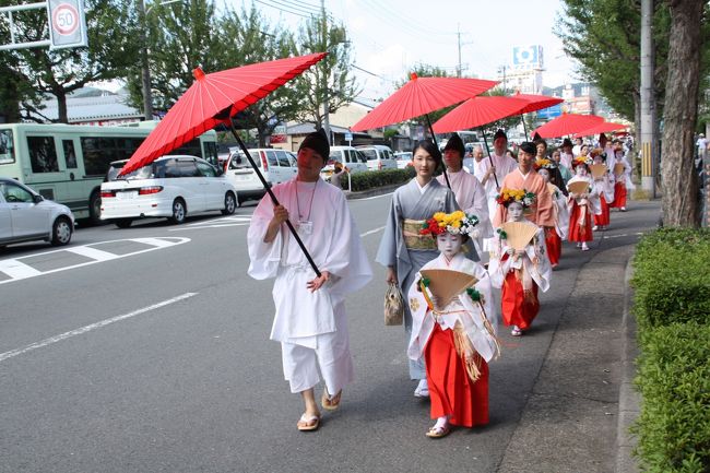 平安時代起源の北野天満宮瑞饋(ずいき)祭は、京都の秋祭りの先陣を切って10月１日から5日まで実施されます。<br />「ずいき祭」の名称は、祭礼の期間中お旅所(西大路通上ノ下立売通ーｶﾐﾉｼﾓﾀﾞﾁｳﾘﾄﾞｳﾘ　西入ー北野中学校の南側の通りにあります)に奉安される「ずいき御輿」に由来します。<br />「ずいき祭」は期間中八乙女の田楽・鈴舞や献茶祭等の行事が行われますが、中でも10月4日の還幸祭別名「おいでまつり」とも呼ばれ、大宰府でお隠れになった菅原道真公の御霊が神様としてはじめて北野の地においでになるという由来を回顧し再現するという意味を持っています。<br />還幸祭の行列は、10月4日の午後1時にお旅所を出発し、西ノ京の各町内を巡行し午後5時ごろ北野天満宮に着御します。<br />一方「ずいき御輿」は12時半にお旅所を出発し、還幸祭の巡行路との巡行路とは異なりまたお旅所に戻りますが、昨年は下ノ下立売通御前通付近で両方を同時に見ることができました。<br /><br />その1では2009年の神幸祭の行列を紹介しています<br />その2ではお旅所「ずいき御輿」を紹介しています。