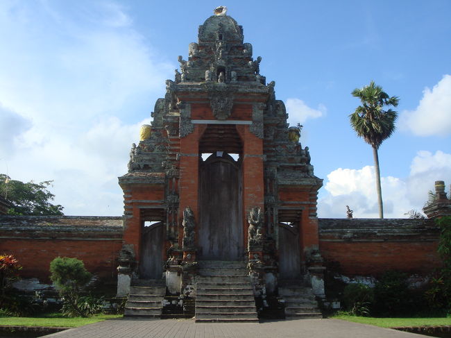 Pura Taman Ayun<br />タマン・アユン寺院<br /><br />バリ島中西部、かつてメングウィ王国の都であった<br />メングウィの東2kmほどにある。<br />バリでブサキ寺院につぐ２番めに大きい寺院。<br />「バリ島で最も美しい寺院」とも言われている。<br /><br />1634年メングヴィ王国時代に国寺として建立され<br />19世紀後半から一時期荒廃していったが<br />20世紀になって修復作業が開始され<br />1937年に再び当時の姿を蘇らせたとの事。<br />