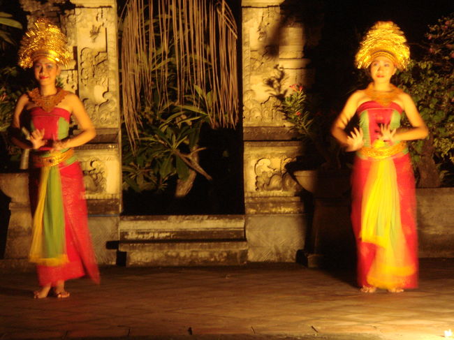 バリ島の有名な舞踊の1つレゴンダンス<br /><br />レゴンダンスにも何種類かありますが通常“レゴンクラトン”が上演されます。<br />クラトンとはインドネシア語で宮殿のこと。<br /><br />バリダンスを代表する演目の一つで、３人の少女の踊り手で構成される優美で華麗な宮廷舞踊。<br /><br />ある国の王ラッサム・彼からの求婚を拒否するランケサリ姫の物語をモチーフに３人の女性ダンサーが踊りで表現します。<br />物語は紹介役である宮廷の侍女チョンドンの登場で幕開けし王が不吉な鳥を追い払うところで幕をとじます。
