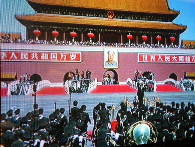 10月1日は中国では国慶節にあたり、特に今年は建国60周年ということで盛大に開催された。ニュースによると、式典と祝賀会の両方合わせて３０万人の参加があったそうである。テレビを見ていると、連日この式典の様子や関連イベントが目白押しである。この日から10日間の休みが続き、久しぶりにのんびりできた。この日の式典の様子を紹介したいと思う（ただ、テレビから画像を撮ったので、あまり鮮明ではないことをご承知置きください）。けっこう長時間にわたって実況されたので、途中で座を立ったりして、必ずしも均等に全部撮ったわけではない。