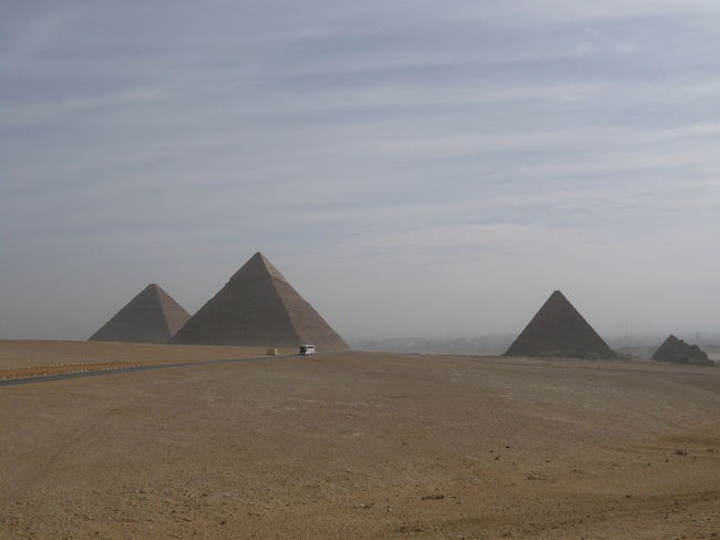 2月の飛び休を利用してエジプトへ行くことへ。<br />JTBのツアーで、クフ王のピラミッドの入場確定のものです。<br />旅程は6日ですが、最初の日が深夜関空発なので、実質5日のツアーです。<br />仕事が終わってから行けるのでラッキーです。<br /><br /><br />現地ガイドのファトマさんが楽しい方で、エジプトを楽しむとともに若干ながらも理解できた気がします。<br />アフリカとの異文化交流でした。<br /><br />今回ツアーに一人参加でしたが、他にも一人参加の方が6名いらしゃって、ワイワイ賑やかな旅でした。<br />また、体調を崩さないように事前調査怠りなく、いろいろ薬を用意した旅でもありました。<br /><br />