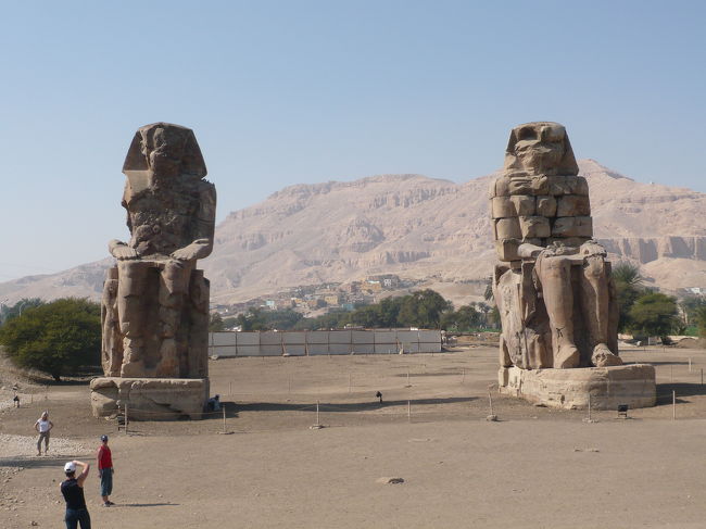 2月の飛び休を利用してエジプトへ行くことへ。<br />JTBのツアーで、クフ王のピラミッドの入場確定のものです。<br />旅程は6日ですが、最初の日が深夜関空発なので、実質5日のツアーです。<br />仕事が終わってから行けるのでラッキーです。<br /><br /><br />現地ガイドのファトマさんが楽しい方で、エジプトを楽しむとともに若干ながらも理解できた気がします。<br />アフリカとの異文化交流でした。<br /><br />今回ツアーに一人参加でしたが、他にも一人参加の方が6名いらしゃって、ワイワイ賑やかな旅でした。<br />また、体調を崩さないように事前調査怠りなく、いろいろ薬を用意した旅でもありました。<br />