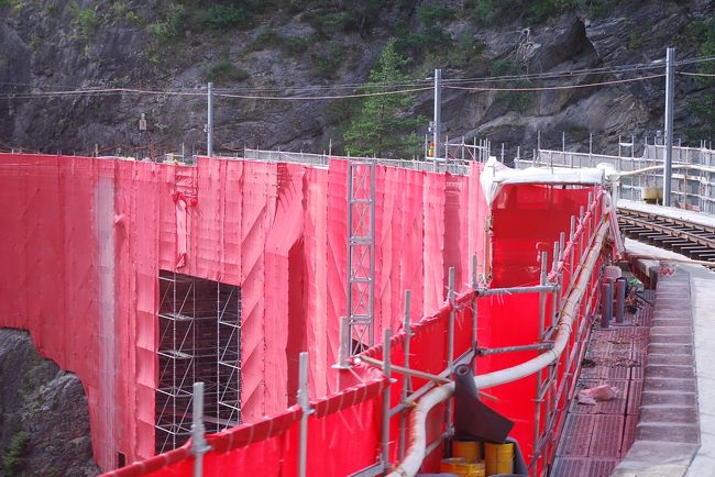 ７月２３日、アンデルマットでサンモリッツ迄の氷河特急に乗車した。　この間での最大の絶景ポイントであるランドバッサー橋に差し掛かって写真撮影を意気込んでいたところ、ランドバッサー橋には赤いシートが掛けられていて残念であった。<br /><br />今回のツアー出発前にとらいもんさんの旅行記で知っていたが、こんなに修復工事が長いとは知らなかった。<br /><br />（スイス政府観光局の情報ではランドバッサー橋が完成した１９０２年１０月から始めての１０６年目の修復工事ということで今年３月より開始して～１１月中旬迄には終了とのこと）<br /><br />ものは考えようでこのような工事現場を生きている間に見られたのはラッキーとしか言いようが無い。<br />しかも、修復工事のシートカバーの色が赤色であったのは工事関係者の粋な計らいといいたい。<br /><br /><br /><br />＊写真はランドバッサー橋の修復工事現場<br />