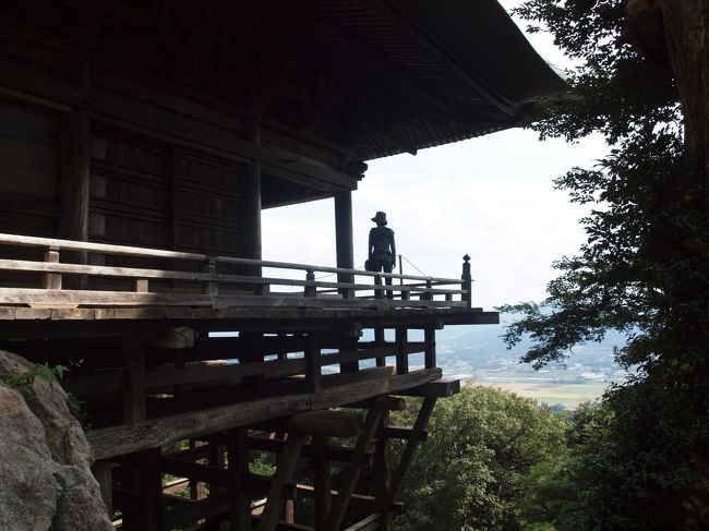 急峻な崖や山の斜面にへばりつくように建てられた寺院建築を、懸造り（かけづくり）もしくは懸崖造り（けんがいづくり）という。なんでこんな場所にこんなモノを建てなきゃいけないの！？という疑問からいろいろと調べていくと、懸造りの面白さにすっかり魅了されてしまった。<br />今回、茨城県にある２つの懸造りをめぐってきた。１つは有名な峰寺山西光院、もう１つは袋田の滝正面にあるマニアックな瀧不動尊で、かなり対称的な２つのお寺だった。