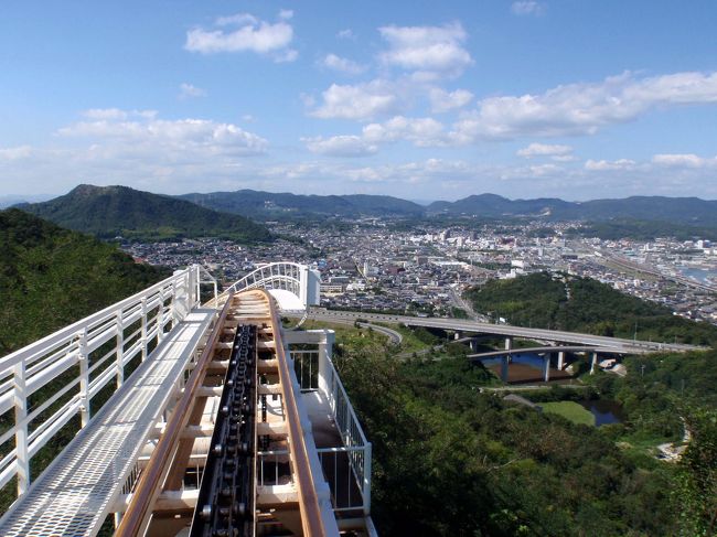 今回の旅の目的は2つ。<br /><br />①鷲羽山ハイランドでバンジージャンプする<br /><br />初体験のバンジーはめっちゃ怖い!!の一言。<br />山の上にあるので、そこまで怖くないようなアトラクションもスリル満点でした!<br /><br /><br /><br />②岡山のグルメを食べ尽くす<br /><br /><今回食べたもの><br />食堂かめっち(たまごかけご飯)、桃茂実苑(桃)、鷲羽山レストハウス(タコンバ)、野村(ドミカツ)、えびめしや(えびめし)<br /><br />ドミカツとえびめしはオススメです。