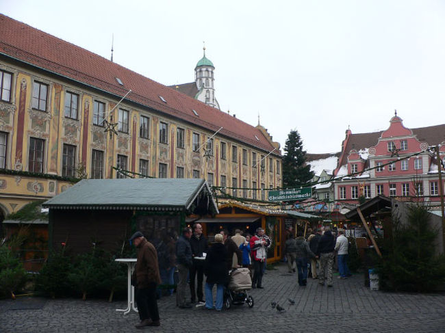 ドイツ南部の街メミンゲン(Memmingen）のクリスマスマーケットです。メミンゲンは観光の目玉がないのでガイドブックには載っていませんが、静かで古そうな建物もあり、良い感じの小さな街です。