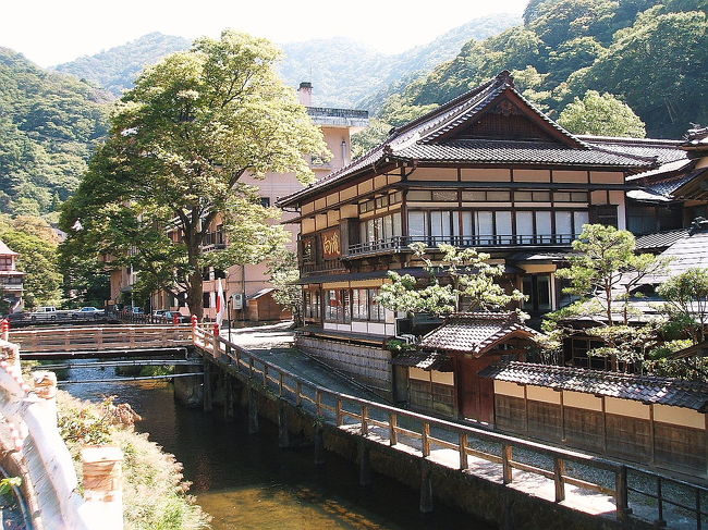 　会津若松の奥座敷・東山温泉に行ってきました。東山温泉は竹久夢二や与謝野晶子に愛された湯の街です。<br />　湯川の畔に建ち並ぶ温泉宿は何処も歴史を秘めた趣の有る佇まいです。