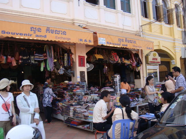 カンボジアで、安く買い物ができるということで評判の<br /><br />オールドマーケットに<br /><br />日が少し傾きはじめた午後4時ころ　突入した。<br /><br /><br /><br />買い物には、ドルのほか円も使える。<br /><br />日本語が話せる店員が多い。<br /><br />かえって英語は通じない。<br /><br /><br />ホテル『アンコール・パレス・リゾート＆スパ』から、<br /><br />車で15分くらいのところにある。<br /><br />こきたないアメ横といった感じだ。<br /><br />雑貨から　肉　野菜から、お土産まで、なんでもござれだ、、、<br /><br /><br />なんだか気持ち悪い肉がそのまま並べて、おばちゃんが販売していた。<br /><br />ハエがおもいっきりたかっている。しかも、すごい臭いだ。。<br /><br /><br />早々に退散した。<br /><br />その奥には、八百屋もあった。<br /><br />お土産を捜しに、ふらついた。<br /><br /><br />Tシャツは2ドル！　ランチョンマットも5ドル！<br /><br />はじめは、10ドル〜15ドルといってくるが、1ドルだ！！！とさけぶと<br /><br />すぐに、5ドル、、とか値下げしてきて、粘ると、さらに安くなる。<br /><br />帰るふりをするなど演技も重要だ。<br /><br />へんてこりんなオカマの店員に、好かれてしまって、<br /><br />日本語で、『おにいさ〜〜ん』といってベタベタ<br /><br />さわってくる。きもい！！！！！！<br /><br /><br />しかし、がんがんサービスしてくれた。<br /><br />しかしこれ以上いると　お尻を奪われそうだったので、<br /><br />退散することにした。<br /><br />最近、カンボジアでは、おかまが急増しているらしい。困ったものだ。<br /><br />絵も安く売っている。<br /><br />15ドル〜20ドルと言われたが、最終的には5ドルで買えた。<br /><br /><br />路上ではお好み焼きのようなものも売っているが、我々が、食べたらDQNだろう。<br /><br /><br />子泣き爺（こなきじじい）の帽子も2ドルで買える。<br /><br /><br />カンボジア名物　コショウも、1個4ドルと書いてあったが、<br /><br />5個で６ドルで買えた。<br /><br />お土産はまとめて、ここで購入するとかなり安く済む。<br /><br /><br />写真付き詳細⇒<br /><br />http://amet.livedoor.biz/archives/50890125.html