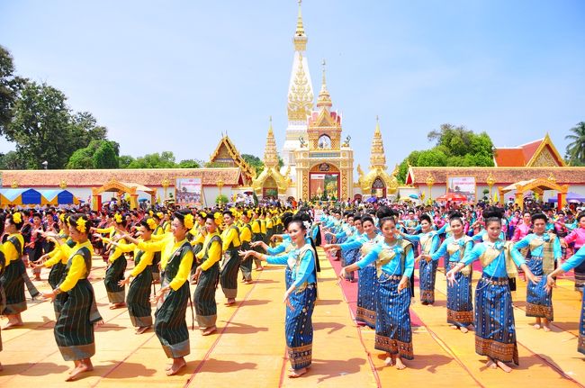 今年は１０月４日がオーク・パンサー（安吾明け）。タイ各地で、３ヶ月に渡る安吾期間が明けたことを祝う行事が行われました。プラ・タート・パノム寺院では、午前中に、踊りの奉納式典が行われます。毎年２月頃に行われる大祭とは、また異なった儀式を見物に、８ヶ月ぶりにタート・パノムに向かいました。