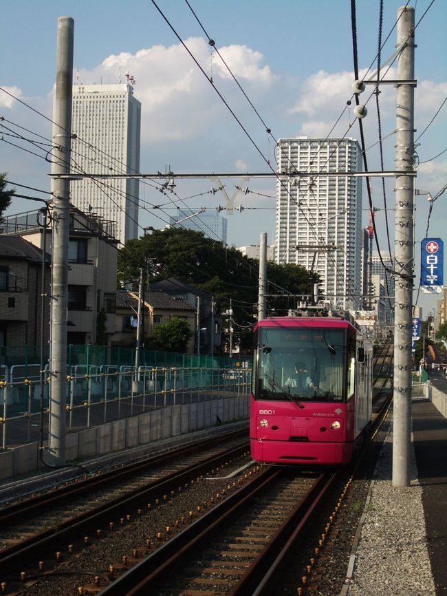 レトロな世界を求めて行った、週末の都電散歩。<br /><br />後編では、飛鳥山と鬼子母神、そして人の少ない日本庭園を<br />訪れます。<br /><br />帰り道では、運転手さんの苦労をかいま見ることにもなり、<br />また少し都電がお気に入りになりそうな予感です。<br /><br /><br />【旅の参考サイト】<br /><br />東京交通局　都電荒川線<br />http://www.kotsu.metro.tokyo.jp/toden/<br /><br /><br />【旅のガイド】<br /><br />散歩の達人　2008年5月号<br />http://www.kotsu.co.jp/magazine/sanpo/tachiyomi/200805.html<br />