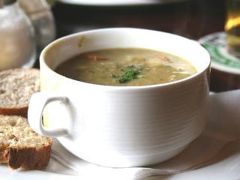 歴史と紫煙が降り積もるブラウンカフェで、スープを味わう。