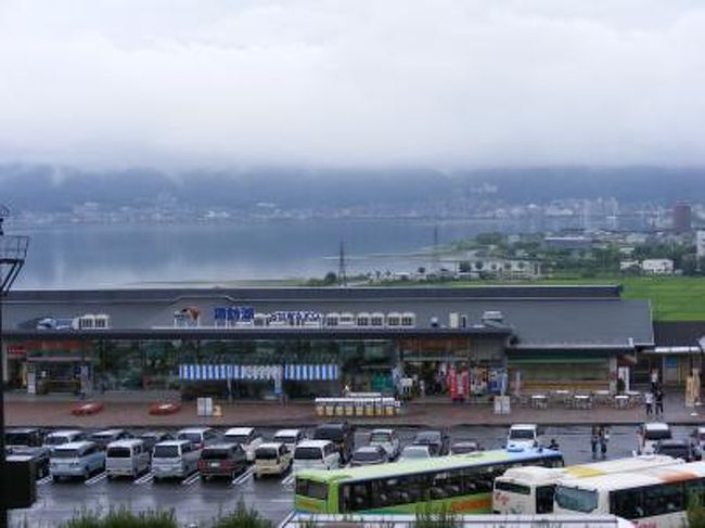 仕事合間の家族サービスで　長野県松本へ<br />あいにく出掛けは小雨でしたが。。。。。<br /><br />自宅を早朝に出て　松本城に着いたときは　時折強く<br />次の　安曇野バーベキュー　に着いた頃には雨はしっかりと上がりました<br />バーベキューで腹ごしらえをしてから　本日のホテル　白樺湖へ<br />次の日は　白樺湖を出てから　霧が峰へ　　その後　諏訪湖へ立ち寄り。。。。<br />中央高速　諏訪サービスエリアから