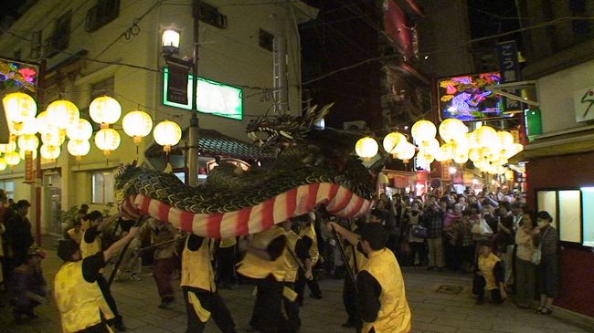 龍踊り<br />獅子舞<br />ランタン<br /><br />長崎の夜を楽しみました。<br /><br />長崎駅での出来事。<br />最終のJR『白いかもめ 52号　21:31 発　博多23:19 着』で帰るつもりでいました。<br />それが、事故で帰りの列車がホームにいません。<br /><br />駅員さんより。21:31発は、発車多分100分遅れでしょうね。<br /><br />みどりの窓口直行。<br />指定席券　取り消し手続き。<br />旅の窓口、急ぎ手配。<br />安宿確保。<br /><br />大きな客船<br />大浦天主堂<br /><br />