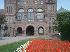州議会議事堂は花に囲まれていた