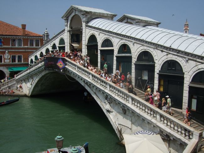 フィレンツェからヴェネツィアへ。水の都ヴェネツィアですがバッテッロの利用はサンタルチア駅とホテルのあるリアルト橋の往復だけ。あとはひたすら歩いて、歩いての二日間でした。<br />