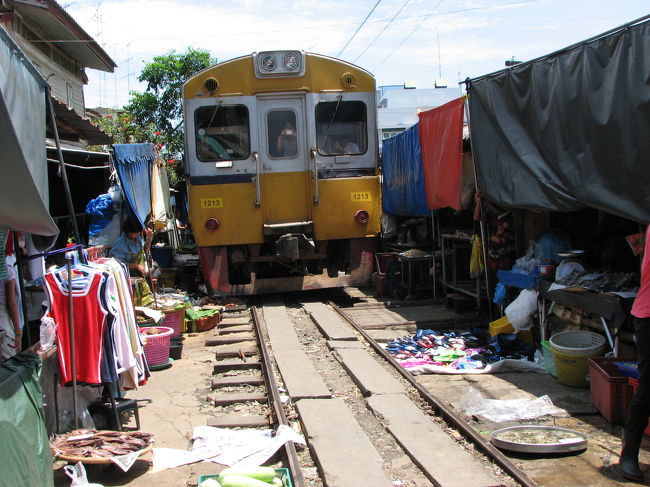 バンコク近郊を走るメークロン線。<br />線路上の市場すれすれに列車が通る名所として有名で、TVでもよく紹介されるところです。