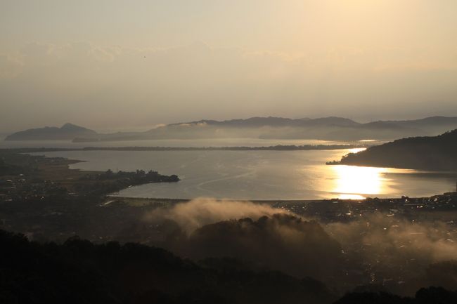 天気の良さそうな平日、職場の夏休みを使って日帰りで丹後半島に行くことに。<br />日の出に日本三景のひとつ・天橋立に間に合うようにと出かけるつもりが、寝過ごしてしまいましたが、天橋立のある宮津、丹後ちりめんの里・加悦、そして舟屋の里・伊根から経ヶ岬へと丹後半島を時計回りに進み、最後は皿そばの里・出石まで巡りました。<br />丹後半島の東の付け根にある与謝野町・加悦の古いまちなみを訪ねる前後に宮津の町と天橋立を訪ねました。<br />