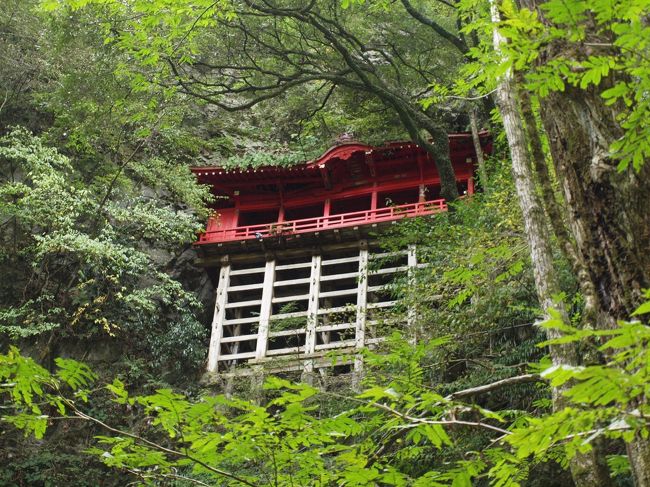 急峻な崖や山の斜面にへばりつくように建てられた寺院建築を、懸造り（かけづくり）もしくは懸崖造り（けんがいづくり）という。なんでこんな場所にこんなモノを建てなきゃいけないの！？という疑問からいろいろと調べていくと、懸造りの面白さにすっかり魅了されてしまった。<br />茨城県に続いて訪れたのは、栃木県南部の山あいにある２つの懸造り。栃木市の出流山満願寺の奥之院と、佐野市の磯山弁財天（出流原弁財天）は、どちらも自然豊かな地にあって、癒しのツアーとしても楽しめた。