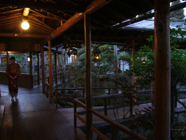 有形文化財の『旅館 花屋』さんに泊まってきました。<br />白壁土蔵造りの大正ロマンあふれる素敵な宿でした。<br />古いけど古くない・・・こういう雰囲気大好きです！<br /><br />↓『別所温泉 花屋』<br />http://hanaya.naganoken.jp/