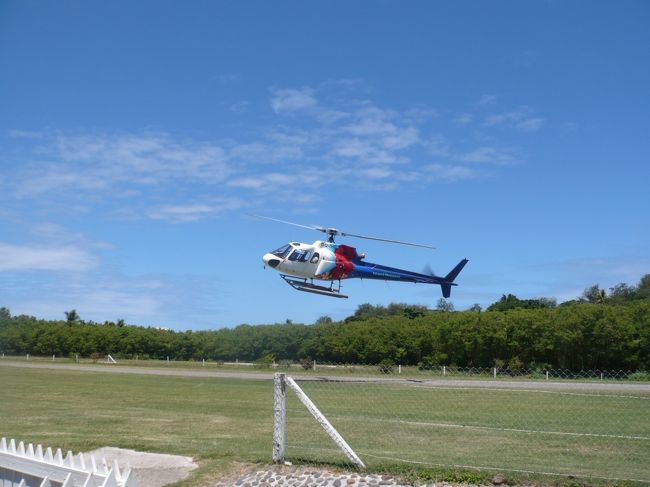 楽しいマナ島滞在も終わり、最後の<br />一日は、ビティレヴ島のデナラウ・ビーチで<br />過ごします。<br />マナ島への往路は小型飛行機でしたが、<br />復路はヘリコプターで。<br />ヘリ搭乗は初めての体験なので、わくわく♪<br />