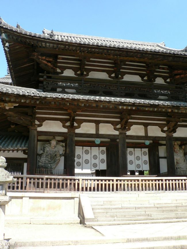 法隆寺の中門は金堂、五重塔などがある西院伽藍の出入り口だが現在は閉められている。入母屋造の二重門で左右に日本最古、８世紀初頭に造られた仁王像・塑造金剛力士立像を安置している。東大門、南大門などは現在も出入り口として利用されているがいずれも貴重な文化遺産だ。<br />法隆寺といえば西院伽藍の金堂、五重塔、回廊などが代表的な建造物だが西院伽藍周辺にも奈良時代の建築で僧坊建築の遺構として貴重な東室（ひがしむろ）、聖徳太子を祀る聖霊院（しょうりょういん）、西院伽藍の西北の丘の上に建つ八角円堂の西円堂などの文化遺産が並んでいる。<br />（写真は法隆寺の中門）<br />