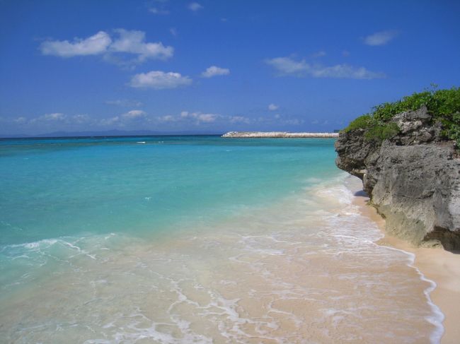 今回のＧＷ沖縄旅行のメイン！波照間島上陸です。<br /><br />日帰りでサイクリング一周＆ニシ浜でシュノーケル<br /><br />ここは日本最南端（有人）で、南十字星がきれいに見れることで有名です（今回日帰りということでキレイな星空はまたいつか）。<br /><br />小さな島なのでレンタサイクルで島一周！とっても気持ちよくサイクリングできます♪<br /><br />みどころといえば、最果ての海ニシ浜と最南端の碑のあたりなんでしょうか。<br />でもこの島は、みどころがいいというよりも、島全体のまったりとした雰囲気？自分が見た景色・感じる空気が他の島にない感じ、心穏やかにさせてくれました。<br /><br />でも、実はこの島でいっちばん、思い出に残ったのは、この美しいニシ浜でもなく・・・・あやふぁふみ。<br /><br />今まで食べたこのとがない美味しい×２のお店でした！！！<br />むしろこのご飯を食べるためにまた、波照間に行きたい・・・(´д｀*)<br /><br /><br /><br />
