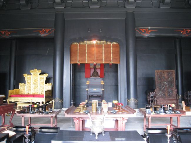 孔子は、紀元前551年 魯国の昌平郷(現在の中国山東省曲阜)で生まれました。<br />『論語』は、孔子没後にその教えを弟子たちによりまとめられたもので、日本へは、<br />258年に百済から来朝した王仁が持ち込んだと『日本書紀』に記述されており、<br />聖徳太子が制定した憲法17条の第一条「和を以て貴しとなす」も論語から導かれたといいます。<br />その後、論語が一般に普及したのは江戸時代で、儒学を好んだ徳川5代将軍綱吉が、<br />1690年この地に湯島聖堂を創建しました。<br /><br />孔子廟の総本山は故郷の曲阜にある孔廟ですが、それ以外にも日本をはじめ<br />東アジア各地に孔子廟が建てられています。<br />数ある国内の孔子廟のなかでも、湯島聖堂はその代表的なもののひとつになっています。<br />