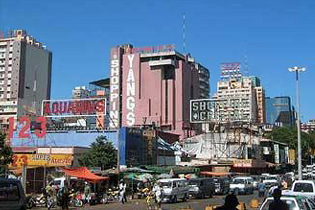 ■　世界３大瀑布でブラジル／アルゼンチン／パラグァイ国境にあるイグアスの滝を訪れました。フォス・デ・イグアスからバスにて国境を越えパラナ川を渡るとパラグァイ第２の都市シウダ・デル・エステ市がある。