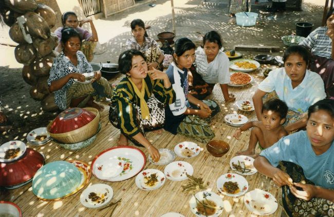 バリ、ロンボク旅行記（４）　漁村でお昼ご飯～とんだダンスショー