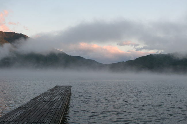 　１０月の連休は、車で北信州へ出かけました。<br />まずは木崎湖で泊まり、幻想的な朝霧を見ることができました。　今までに多くの湖を見ていますが、日中ばかり。ゆっくりと霧の変化を見たのは初めてでした。<br />キャンプ場は、若者や若い家族が主体で、約５０張とかなりの賑わいでした。
