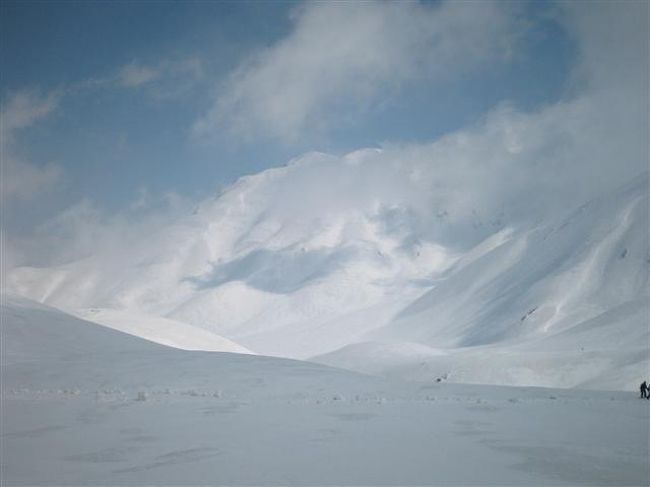 立山へバックカントリースノボ。<br />景色を見ながら雪山登山。<br />雷鳥荘に泊。<br />翌日下山して、黒部ダムを見学して帰宅。
