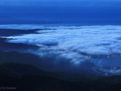 秋を迎えた高ボッチ高原。雲海の諏訪盆地、八ヶ岳、白馬岳、槍ヶ岳、穂高連峰、乗鞍岳、常念岳。。日本百名山が幾つ望める？　/長野県　岡谷市、諏訪市、茅野市、諏訪湖