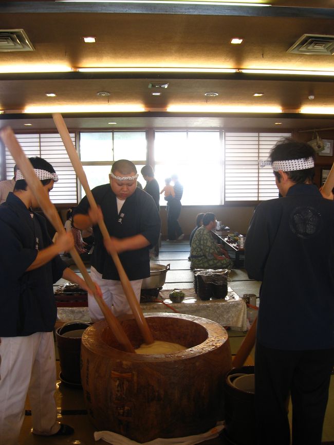 思いっきり入れ込んでる大河ドラマ『天地人』<br />夏の南魚沼に引き続き、今度は米沢へと兼継への愛を深める旅へと出てまいりました。<br />折りしも旅行中のドラマでちょうど上杉家が米沢にやってくるというタイミングの良さ。<br />さぞや兼継一筋の旅になるかと思いきや…。<br /><br />●宿泊先を検討中に以前テレビの旅番組で見た『生き返りの宿瀧　波』を発見！！朝食につきたての餅をふるまってくれるという　この宿。餅好きにはこたえられない～♪<br />●ＪＲの３連休パスを使うことにしたので、いろいろと電車に乗　りたい　<br />●せっかくだから『おくりびと』のロケ地も見たい<br /><br />などなど、いろいろと見たいもの、食べたいものが出てきてしまい、結局は…<br /><br />兼継を愛しながらも、心は餅や美味しい庄内米に奪われつつ、電車に萌え、おくりびとの世界へと身をまかせる盛りだくさんの旅行になりました。<br /><br />まず初日は第一の目的『天地人』の地、米沢へ。<br />朝、頑張って早起きしたため９時過ぎには米沢へと到着しました。<br />最初の目的地春日山林泉寺まで本当は循環バスに乗ろうと思っていたのですが、時間がちょっとあったので、ブラブラと歩いていくことに。<br />途中に観光案内所があったので地図でももらおうかなと思い立ち寄ると案内のおじさんが懇切丁寧に説明してくれました。<br />そして観光循環バス「ぐるよね号」をすすめられ、そのバスに乗ることに。<br />朝、乗るはずだった循環バスとは違う観光地周遊のバスでした。<br />一回は２００円。一日券は５００円。<br />よく分からぬままに一日券を買いましたが、バスに２回乗り、上杉城址苑で１８０円の米沢牛コロッケをもらえたので、８０円ほどお得でした。<br /><br />ざっと米沢の観光をしたあとは本日の宿泊地赤湯温泉へ。<br />餅と温泉が楽しみ～。<br /><br />