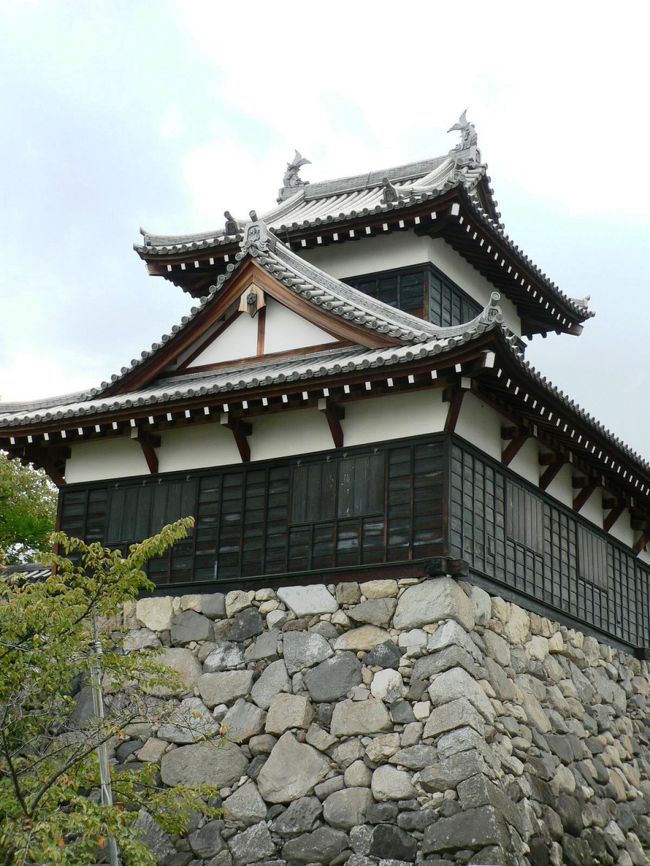郡山城跡は城跡公園として整備されており、1980年に築城400年記念事業で追手門(梅林門)、追手向櫓、東隅櫓、多聞櫓が復元されている。天守閣は復元されていないが追手門周辺を見ると郡山城が100万石の大きな城であったことを偲ぶことができる。<br />(写真は追手門周辺の光景)<br />