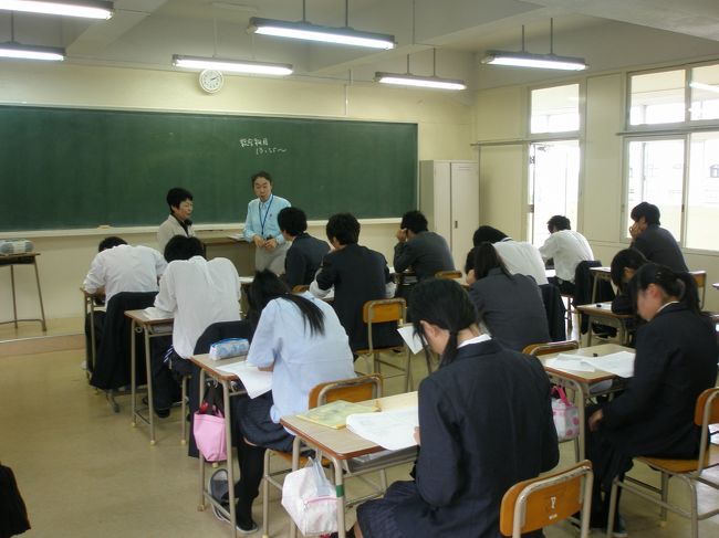 中国に帰国する前日、知人の勤務する福岡県飯塚市内の高校を見学してきました。<br /><br />飯塚市は麻生太郎元首相の出身地（地元）として有名です。<br /><br />見学させて頂いた飯塚高校は大連の高校と姉妹提携してからもうすぐ１４年。国際交流に力を入れている学校です（写真は南方から来た留学生のクラス）。<br /><br />当日は長男の進学に関するアドバイスなども頂いたのですが、<br />この高校の特色、在学時に実技、技能も身につけることができるコースの説明、勉強になることが多かったです。<br /><br />特別進学コース<br />介護福祉コース<br />自動車エンジニアコース<br />健康スポーツコース　←　◎２００８年夏の甲子園出場 <br />製菓コース　←　◎２００９年スイーツ甲子園全国大会 優勝！ <br />トータルライセンスコース(簿記、ＩＴ等)<br /><br />見学後考えました。<br />果たして長男はどこの高校に進学するのが一番いいのか。<br /><br />鳩山首相の東アジア共同体構想から考えると選択肢は日本、中国、韓国（延辺、北朝鮮は？）の高校・・・<br /><br />ということで、<br />enyasuは現在長男の進路について検討中、夜も寝られません（５時間はしっかりと寝ていますが　笑）。