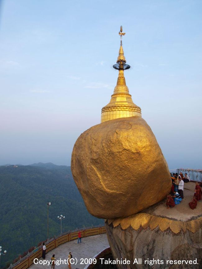 チャイティーヨ・パゴダ(Kyaiktiyo Pagoda)<br /><br /><br />落ちそうで落ちない不思議な岩です。<br /><br />http://en.wikipedia.org/wiki/Kyaiktiyo_Pagoda