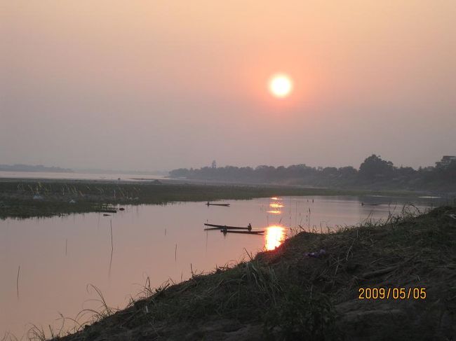 日本に近江八景があるように、タイ・ラオス・カンボジアにも「メコン八景」があっても良い。４０００キロを越える長大な流域の中には息を飲むような絶景もあれば、南国の真っ赤な太陽が幅広の川面に落ちていく光景も良い。<br /><br />最初にメコンの夕陽を見たのは、２年半前のこの町であった。それからメコンに引き付けられるように、ノンカイの夜、黄金三角地帯（Golden　Triangle)での夕暮れ、コンポンソム、ビエンチャン、それから今回のチェンコーン・フアサーイとルアンプラパン。どこもかしこも思い出に残る光景だ。<br /><br />今又再びビエンチャンの夕暮れのメコンの川原に立ち、陽が沈んでいくの見る。＜赤々と　陽はつれなくも　沈み往く＞光景である。どこででも何度でも眺めても飽きない光景。西伊豆に生まれ育ち、子供の頃見た光景、西日が辺り一面を赤く染め、駿河湾に沈み往く太陽がトラウマの一つにでもなっているのだろうか。<br /><br />川原で草を採る人、岸辺を散策する人、陸上の河岸からは早くも大音響の民族調音楽が流れてくる。辺りが暗くなり、川面の漁師の姿も朧になってくる。漸く対岸のタイの陸地が闇に沈み、家々の明かりがともされた頃、川原を後にした。
