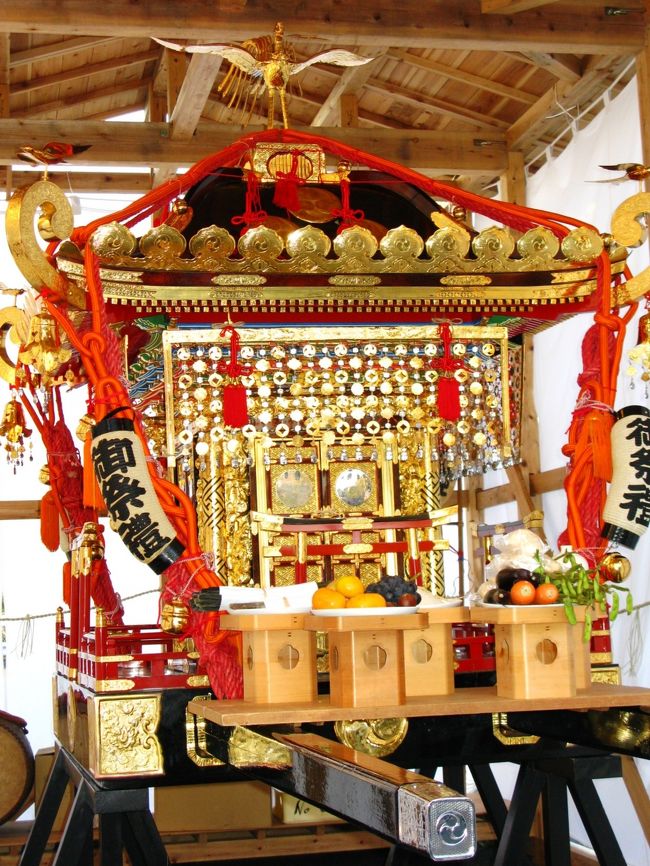 佐倉の秋祭りは古くから「麻賀多神社祭禮」が母体であり、五穀豊穣に感謝する秋祭りで、江戸時代に土井利勝が佐倉城を築くと、佐倉城大手門のすぐ近くにある麻賀多神社は佐倉藩の総鎮守となり、その神社の祭禮は歴代藩主の加護の下に発展しました。現在の社殿は天保14年に藩主堀田正睦(正篤)公の重建。老中在任中の内憂外患に立ち向かうべく一念発願されたものです。江戸時代中期頃の文献「古今佐倉真佐子」によると、今から約300年前には宮神輿の渡御の他に、「附け祭り」が行われており、多くの人々で大変賑わいました。明治時代前期になると、新町六町と弥勒町が江戸(東京府)日本橋方面から7体の人形山車を買い付け、宮神輿の渡御とあわせ、その祭禮の華やかさは「佐倉新町江戸勝り」という言葉で表された程です。その後、昭和初期にかけて、各氏子町内も「御神酒所(おみきしょ)」と呼ばれる踊り屋台を拵え現在の祭禮の形となりました。平成5年には「佐倉の秋祭り実行委員会」が発足され「佐倉市の伝統文化の継承と発展を願うとともに、住民の交流を深め、佐倉市民の心のふるさとづくり」をテーマに活動を続け、現在は麻賀多神社以外に愛宕神社、神明神社、八幡神社の氏子町が加わり、4社合同祭の形で、10月第二の金・土・日曜日に盛大に行われています。 (下記より引用)佐倉の秋まつりについては・・ http://www.sakura-maturi.jp/1-about/index.html