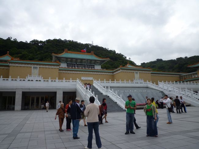 今日は台湾の新幹線で高雄から台北へ行きます<br />台北では中正紀念堂、龍山寺、故宮博物院、忠烈祠と台北と言えばという所を観光します