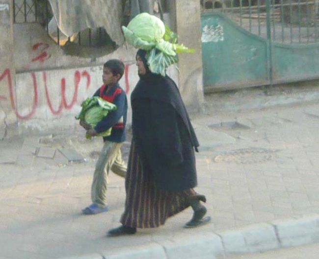 カイロの街並みでは頭の上にに器用に物を載せて歩くご婦人の姿を見かけました。