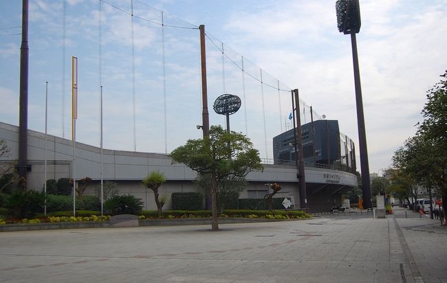 社会人野球の関東予選決戦の舞台「大田スタジアム」<br /><br />羽田が近いので、飛行機も飛んでいます。<br />内野の人工芝の緑が鮮やかです。<br /><br />大田スタジアムで「日産自動車VS日立製作所」の試合を見ました。<br />試合の様子は、以下でお楽しみください。<br /><br />日本選手権出場決定!石田3安打完封勝利!!<br />http://www.plus-blog.sportsnavi.com/chifu/article/364<br /><br />日本選手権に向けて<br />http://www.plus-blog.sportsnavi.com/chifu/article/365<br /><br />大田名物のジャンボおにぎりは、<br />http://blog.livedoor.jp/chifu_19/archives/51737317.html<br /><br /><br />4travelの旅行記では、野球場への道を中心に・・・。<br /><br />