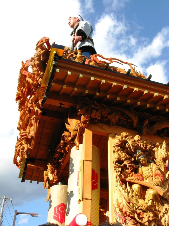 今宮神社の例大祭として旧市内の各所で行われ、江戸時代の粋を受けついだ見事な彫刻を配した屋台を引き回します。<br /><br />土曜日は、午後1時ごろから彫刻屋台が今宮神社の境内への「繰り込み」を行います。夕方になると彫刻屋台は一斉に提灯に灯をともし、自分の町内へと戻る「繰り出し」を行います。<br />日曜日は、市街地を彫刻屋台が巡回パレードします。両日とも道路の交差点で3〜7台の屋台が向かい合って行う「ぶっつけ」と呼ばれるお囃子の競演が見もの！若衆たちの熱気も最高潮に盛り上がります。（下記より引用） <br /><br />鹿沼の観光については・・<br />http://www.kanuma-kanko.jp/manabu/manabu_details1.shtml<br /><br />鹿沼の屋台は、江戸の屋台の系統を引く「踊り屋台」から発展したものと考えられ、その構造は、唐破風の屋根を載せた単層館型で、四輪を内車式に付けたものです。屋台本来の機能は氏神へ奉納する芝居や踊りのための移動舞台ですが、現在では囃子方が屋台の中に乗り、演奏する構造となっています。 <br />鹿沼の屋台の最大の特徴は、日光山社寺の豪華な彫刻の影響からか、全面が豪壮な彫刻によって飾られている点で、江戸時代に建造された13台と当時の彫刻を付ける1台、合わせて14台が市の有形文化財に指定されています。<br /><br />鹿沼の屋台一覧については・・<br />http://www.ne.jp/asahi/hanno/saitama/322-kanuma-akimaturi.htm<br /><br />文化遺産オンラインは・・<br />http://bunka.nii.ac.jp/SearchDetail.do?heritageId=139025<br />