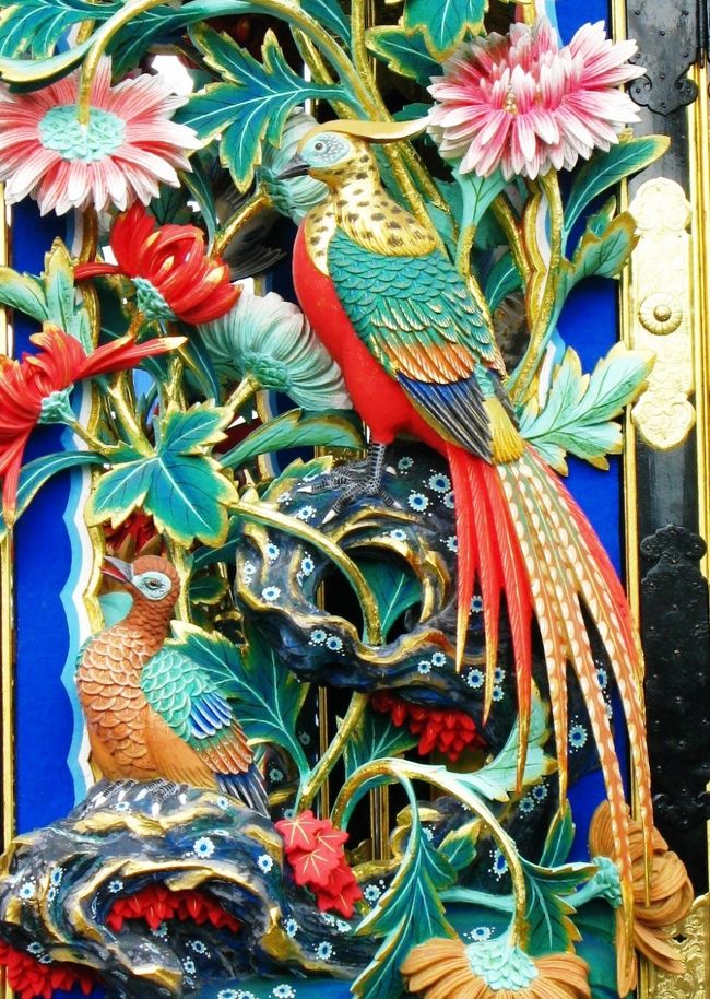 今宮神社の例大祭として旧市内の各所で行われ、江戸時代の粋を受けついだ見事な彫刻を配した屋台を引き回します。<br /><br />土曜日は、午後1時ごろから彫刻屋台が今宮神社の境内への「繰り込み」を行います。夕方になると彫刻屋台は一斉に提灯に灯をともし、自分の町内へと戻る「繰り出し」を行います。<br />日曜日は、市街地を彫刻屋台が巡回パレードします。両日とも道路の交差点で3〜7台の屋台が向かい合って行う「ぶっつけ」と呼ばれるお囃子の競演が見もの!若衆たちの熱気も最高潮に盛り上がります。(下記より引用) <br /><br />鹿沼の観光については・・<br />http://www.kanuma-kanko.jp/manabu/manabu_details1.shtml<br /><br />鹿沼の屋台は、江戸の屋台の系統を引く「踊り屋台」から発展したものと考えられ、その構造は、唐破風の屋根を載せた単層館型で、四輪を内車式に付けたものです。屋台本来の機能は氏神へ奉納する芝居や踊りのための移動舞台ですが、現在では囃子方が屋台の中に乗り、演奏する構造となっています。 <br />鹿沼の屋台の最大の特徴は、日光山社寺の豪華な彫刻の影響からか、全面が豪壮な彫刻によって飾られている点で、江戸時代に建造された13台と当時の彫刻を付ける1台、合わせて14台が市の有形文化財に指定されています。<br /><br />鹿沼の屋台一覧については・・<br />http://www.ne.jp/asahi/hanno/saitama/322-kanuma-akimaturi.htm<br /><br />文化遺産オンラインは・・<br />http://bunka.nii.ac.jp/SearchDetail.do?heritageId=139025<br />
